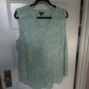Torrid Green Floral Sleeveless Button Up Blouse Size 1